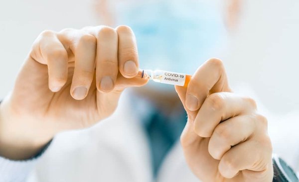 Quelles préventions contre la leucémie féline pour un chat d'intérieur qui côtoie des chats d'extérieur ?